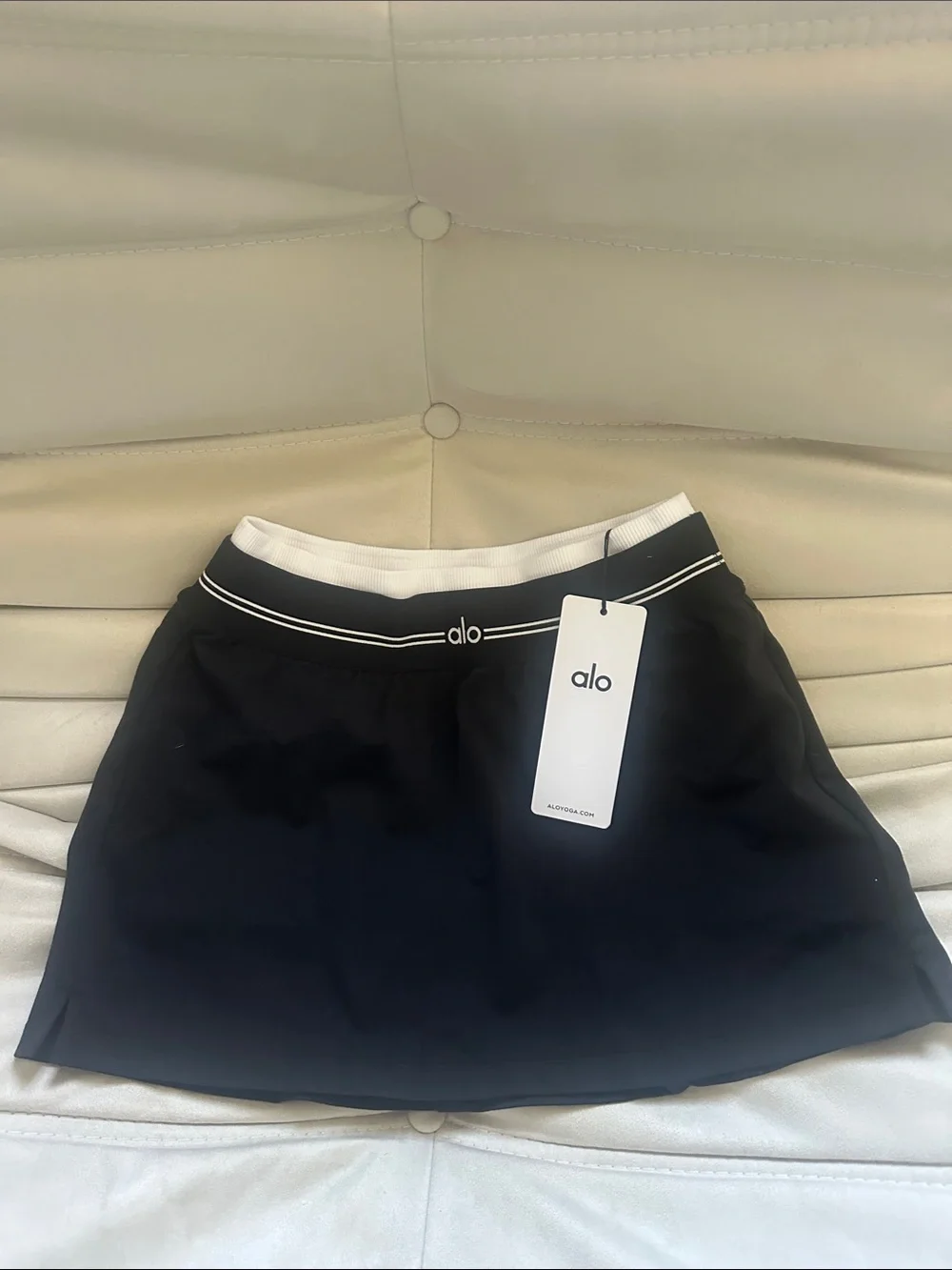 BNWT ALO Yoga Black Skort with White Ribbed Waistband SizeS - Picture 2 of 4